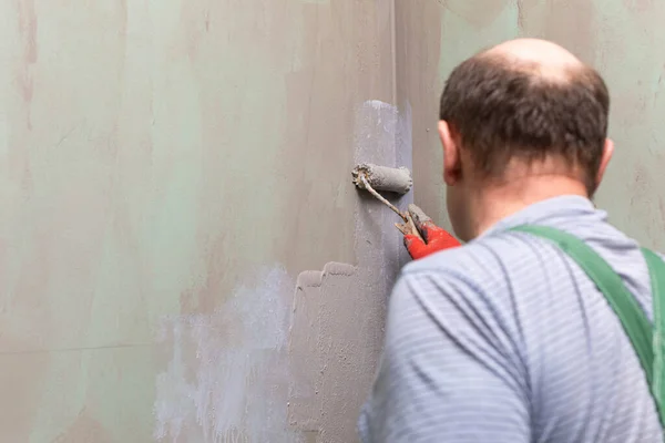 Badezimmersanierung Bauarbeiter Isolierung Von Mineralfeuchtigkeit Während Der Arbeit — Stockfoto