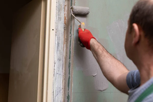 Ristrutturazione Bagno Operaio Edile Isolamento Dell Umidità Minerale Durante Lavoro — Foto Stock