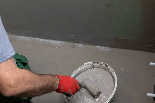 Trabajador Construcción Empapa Rodillo Pintura Cubo Lleno Aislamiento Humedad Líquida — Foto de Stock