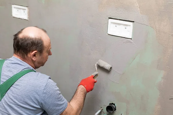 Banyo tadilatı. İnşaat işçisi. Mineral nem yalıtımı. İş sırasında..