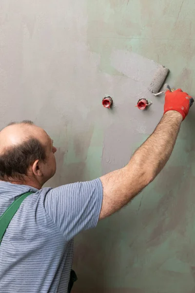 Badezimmersanierung Bauarbeiter Isolierung Von Mineralfeuchtigkeit Während Der Arbeit — Stockfoto