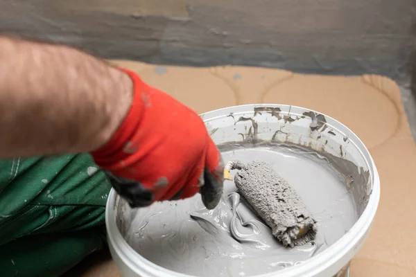 Trabalhador Construção Profissional Absorve Rolo Tinta Balde Cheio Isolamento Umidade — Fotografia de Stock