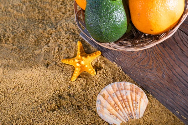 Los Frutos Maduros Del Sur Yacen Cesta Orilla Del Mar — Foto de Stock