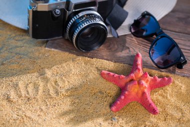 Eski fotoğraf makinesi. Güneş gözlüğü. Kumsal kumsalı. Yaz şapkası.