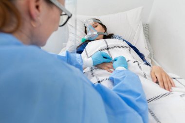 Doktor sargıyı değiştiriyor. Genç bir genç hastanede yatıyor. Ağır hasta bir kız, bulaşıcı hastalıklar bölümünde yatıyor..