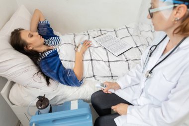 Genç bir delikanlı ciddi bir bulaşıcı hastalıktan sonra dinleniyor. Hemşire hasta bir ergenle konuşuyor..