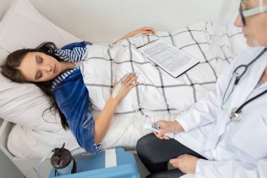 Genç bir delikanlı ciddi bir bulaşıcı hastalıktan sonra dinleniyor. Hemşire hasta bir ergenle konuşuyor..