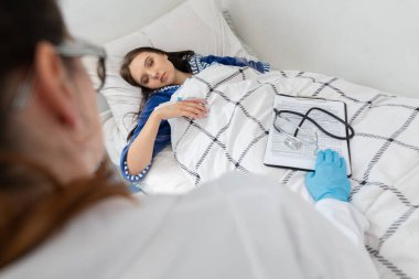 Genç bir delikanlı ciddi bir bulaşıcı hastalıktan sonra dinleniyor. Hemşire hasta bir ergenle konuşuyor..