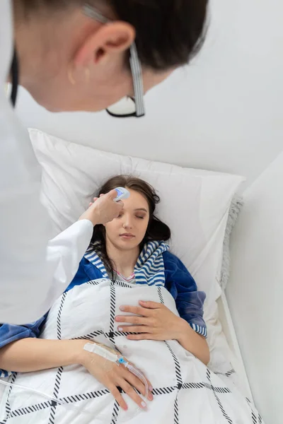 Adolescente Gravemente Enfermo Enfermera Comprueba Temperatura Del Paciente Adolescente Yace — Foto de Stock