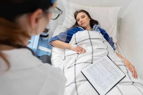 Joven Adolescente Está Descansando Después Una Enfermedad Infecciosa Grave Enfermera —  Fotos de Stock