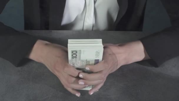 Banquera Entrega Nuevos Billetes Con Sus Manos Mujer Baraja Dinero — Vídeo de stock