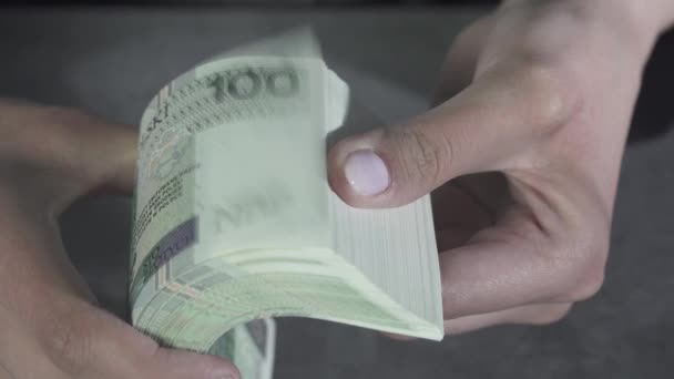 Bardzo Bliski Widok Młodych Rąk Trzymających Wiązkę Nowych Banknotów Wentylujących — Wideo stockowe