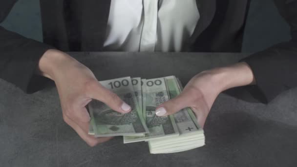Vrouw Houdt Een Dikke Stapel Bankbiljetten Haar Hand Begint Tellen — Stockvideo