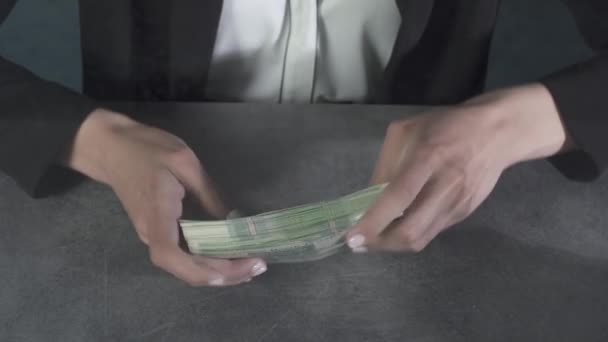 Banqueiro Entrega Notas Novas Com Mãos Mulher Embaralha Dinheiro Nas — Vídeo de Stock
