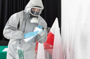 Polonya 'daki başkanlık seçimlerinde özel hijyen kuralları. Tüm sandık merkezinin dezenfekte edilmesi.