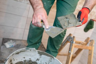 Kalın çimento bazlı yapıştırıcı. İçişleri için profesyonel bir çalışan. Döşemeler - seramik fayans.