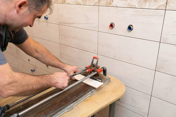 Máquina Corte Azulejos Trabajador Construcción Corte Preciso Baldosas Cerámicas —  Fotos de Stock