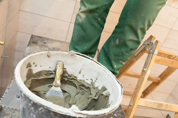 Cubo Está Plataforma Justo Lado Las Piernas Del Trabajador Que — Foto de Stock