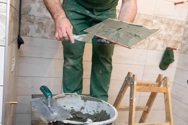 Pegamento Grueso Base Cemento Empleado Profesional Para Acabado Interior Azulejos — Foto de Stock