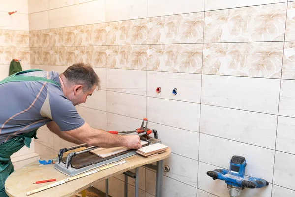 Máquina Corte Azulejos Trabajador Construcción Corte Preciso Baldosas Cerámicas — Foto de Stock