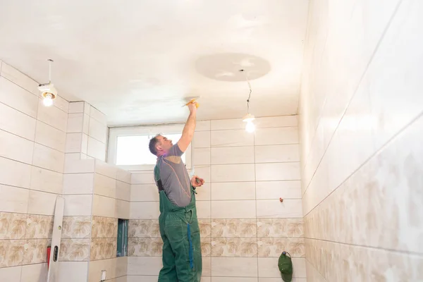 Trabajador Aplica Yeso Techo Del Baño Renovado Obrero Construcción Mediana — Foto de Stock