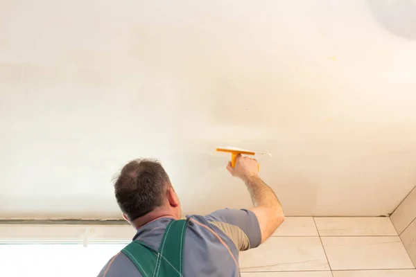 Trabajador Aplica Yeso Techo Del Baño Renovado Obrero Construcción Mediana — Foto de Stock