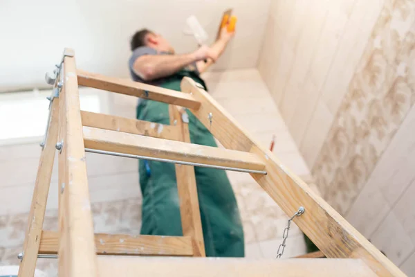 Aplicando Acabado Yeso Techo Del Baño Reformado Obrero Construcción Mediana — Foto de Stock