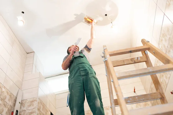 Aplicando Acabado Yeso Techo Del Baño Reformado Obrero Construcción Mediana — Foto de Stock