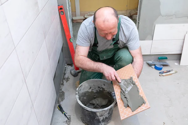 Pegamento Grueso Base Cemento Empleado Profesional Para Acabado Interior Azulejos — Foto de Stock