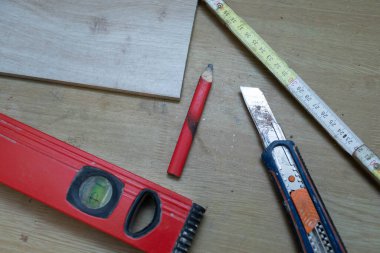 Masada, evde ya da şantiyede her türlü inşaat işi için gerekli ölçüm araçları bulunur..