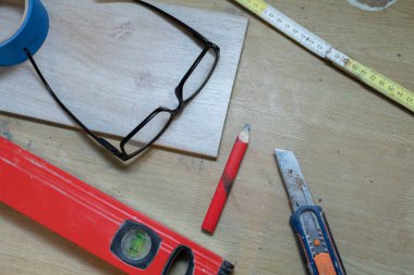 Masada, evde ya da şantiyede her türlü inşaat işi için gerekli ölçüm araçları bulunur..