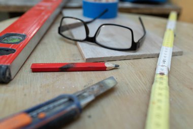 Masada, evde ya da şantiyede her türlü inşaat işi için gerekli ölçüm araçları bulunur..