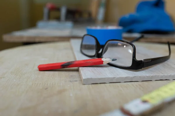 Uma Mesa Com Ferramentas Necessárias Como Copo Medição Lápis Óculos — Fotografia de Stock
