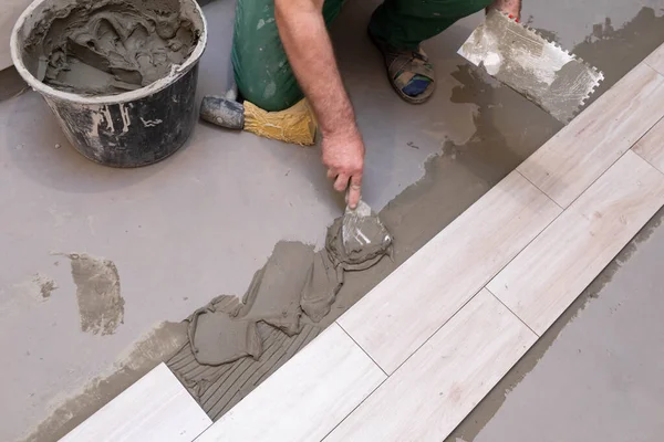 Operaio Edile Professionista Posa Piastrelle Ceramica Sul Pavimento Nella Stanza — Foto Stock