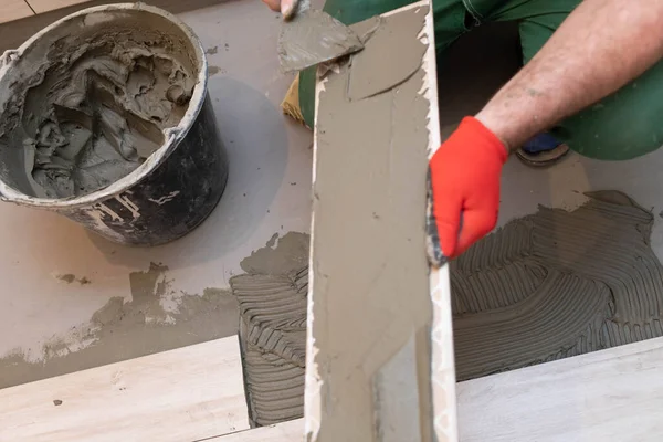 Operaio Edile Lubrifica Fondo Della Piastrella Ceramica Con Una Spatola — Foto Stock