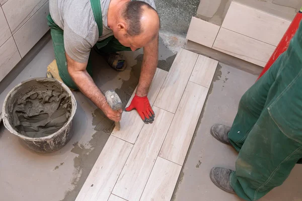 Gummihammer Ein Erfahrener Bauarbeiter Terrakottablick Badezimmer Arbeitskleidung Klopft Mit Dem — Stockfoto