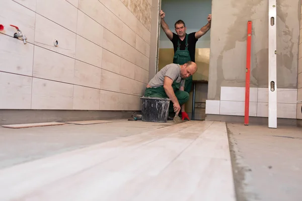 Trabajador Profesional Construcción Que Pone Baldosas Cerámica Suelo Cuarto Baño — Foto de Stock