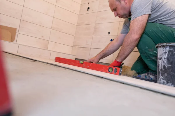 Trabajador Profesional Construcción Que Pone Baldosas Cerámica Suelo Cuarto Baño — Foto de Stock