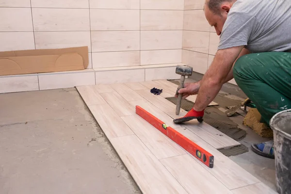 Trabajador Profesional Construcción Que Pone Baldosas Cerámica Suelo Cuarto Baño —  Fotos de Stock