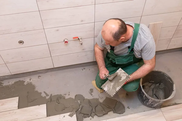 Trabajador Profesional Construcción Que Pone Baldosas Cerámica Suelo Cuarto Baño — Foto de Stock