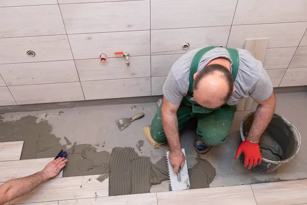 Trabajador Profesional Construcción Que Pone Baldosas Cerámica Suelo Cuarto Baño — Foto de Stock