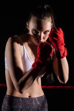 Hem kadınlar hem de erkekler için ringde temas ve keskin spor. Karışık Dövüş Sanatları.