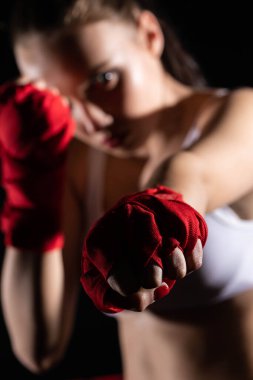 Hedefe doğru yumrukla güçlü bir yumruk. Sporcu ring tahtasına girmeden hemen önce antrenman sırasında odaklandı..