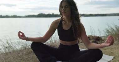 Yoga ve meditasyonu tasvir eden güzel, sakin bir göl manzarası, derin sükunet ve farkındalığı teşvik eder.