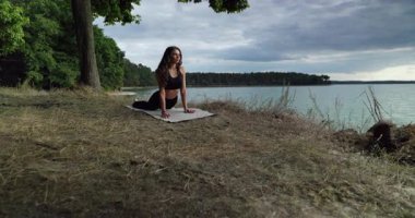 Göl kenarında sakin bir yoga seansının tadını çıkar. Şaşırtıcı manzaralı bir ortamda doğayı ve farkındalığı harmanla.