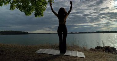 Sakin suyun yanında dingin bir yoga anı sükunetin özünü yakalıyor ve doğayla derin bir bağ kuruyor.