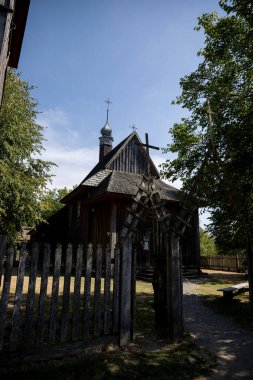 Ağaçların arasına yerleştirilmiş sakin, ahşap bir kilise kırsal mimarisi olan doğal güzellikleri güzelce sergiliyor.