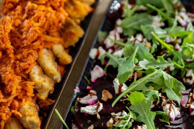 Ağız sulandıran sulu et ve zarif bir şekilde hazırlanmış canlı, taze bir salata.