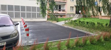 Temiz ve tanımlanmış sınır işaretleri olan bir konut binasının yanındaki yeni döşenmiş park yeri.