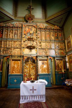 Ortodoks kiliselerinin iç kısımlarına detaylı bir bakış. Güzel ikonlar ve zarif bir sunak.